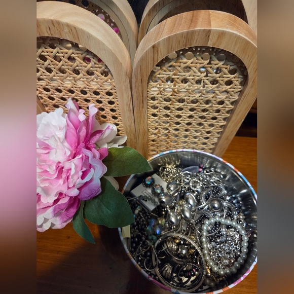 Mystery Mix Silver Tone Jewelry #33 Bow ๐ Tin Jar | All Wearable | 40+ pieces - Picture 3 of 3